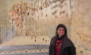 Hilkka Silva devant l'une de ses œuvres (crédit photo: Artistes Occitanie)