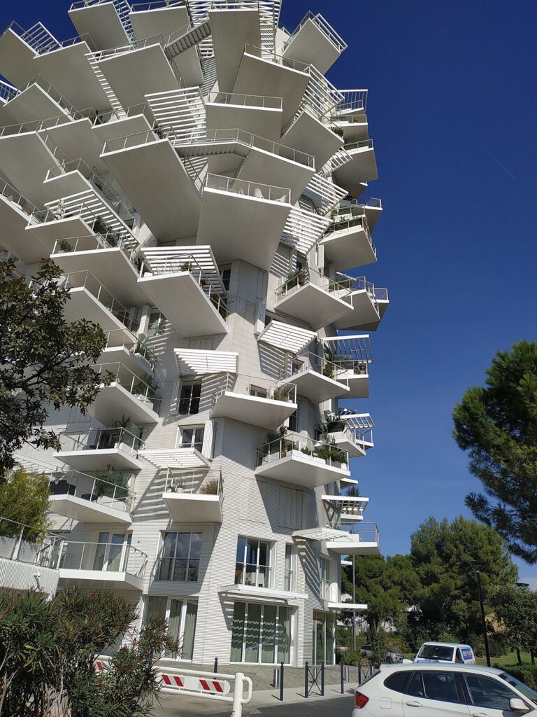 L’Arbre blanc, qui héberge au rez-de-chaussée une galerie d'art