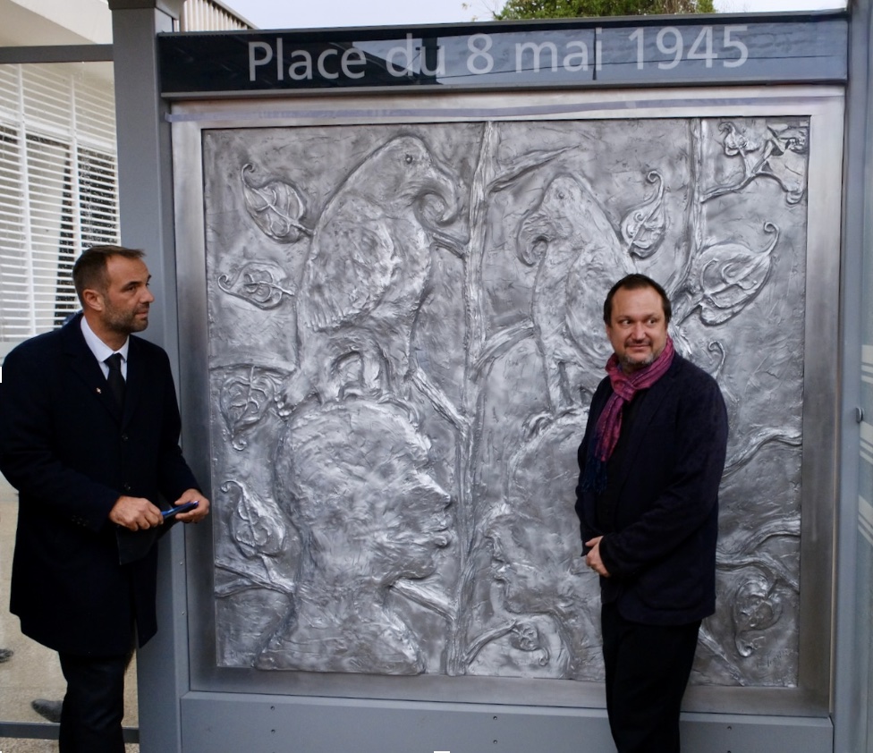 Michaël Delafosse et Numa Hambursin devant l'œuvre de Barthélémy Toguo. Crédit photo: Eric Petit, Artistes de France