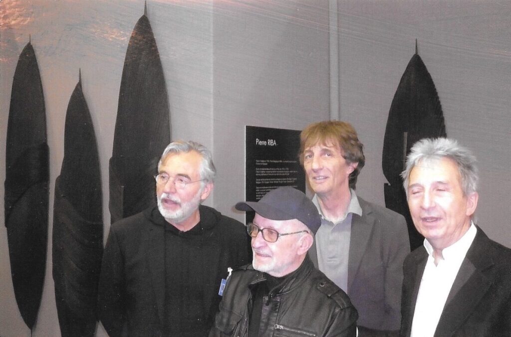 Roger Castang: “Foire de Lille il y a une dizaine d'année où nous avions avec deux de mes amis galeristes présenté le travail de Pierre sur un espace de 100m2. De gauche à droite Roger Castang, Pierre Riba, Richard Nicolet et Gilles Naudin”. Crédit: Roger Castang