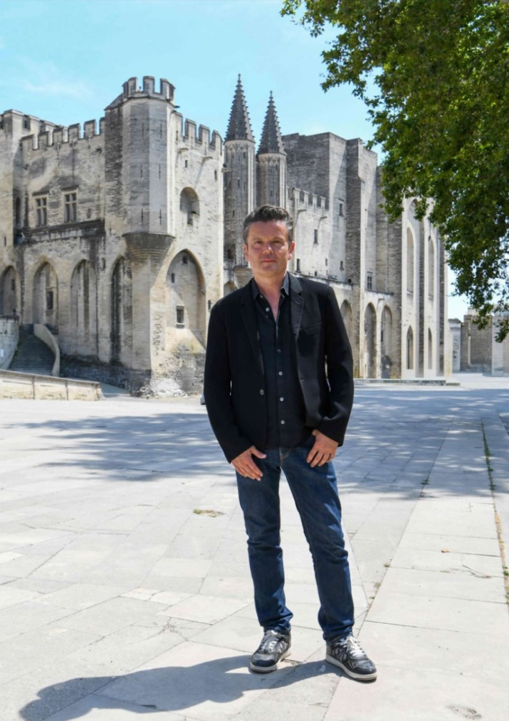 Jean-Michel Othoniel devant le Palais des Papes, Avignon. Artistes invité de l'été 2025. Crédit: Atelier Othoniel