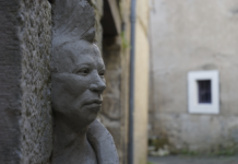 A Saint Antonin-Noble-Val, un artiste crée des visages qui sortent des murs
