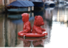 Le Toulousain James Colomina pose une de ses sculptures à Venise