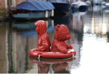 Le Toulousain James Colomina pose une de ses sculptures à Venise