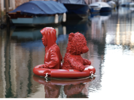 Le Toulousain James Colomina pose une de ses sculptures à Venise