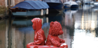 Le Toulousain James Colomina pose une de ses sculptures à Venise