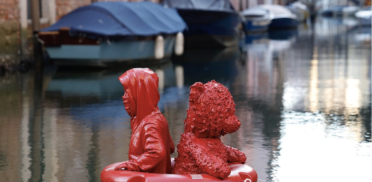 Le Toulousain James Colomina pose une de ses sculptures à Venise