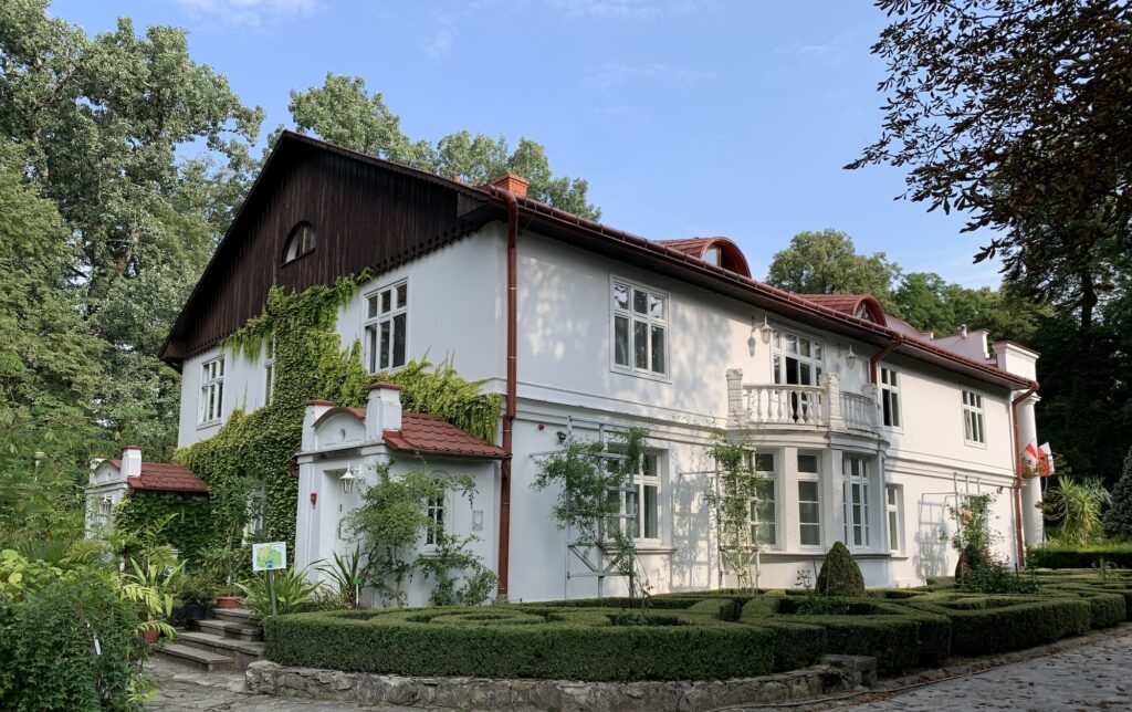 Le manoir de l’Arboretum accueille les bureaux des employés, quelques chambres pour les artistes, les étudiants et les chercheurs en botanique, une cuisine et une grande salle à manger pour les repas pris en commun.